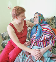 112-летняя Ольга Андреевна Урбанович до сих пор помнит десятки песен и молитв. Фото Александра Стадуба