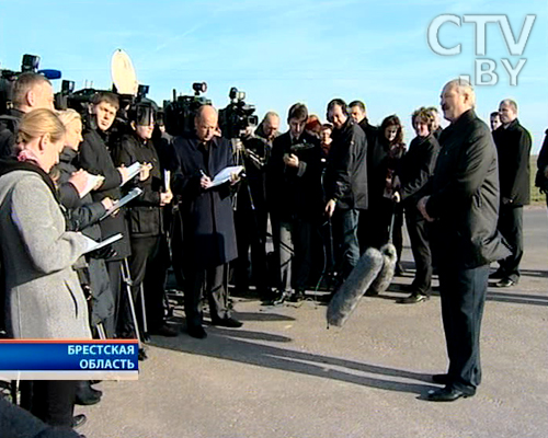 The photo. Lukashenko is communicating with reporters in the Pruzhany district of the Brest region